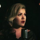 Новый клип: Келли Кларксон – Wrapped in Red