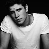 Лиам Хемсворт