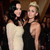 Майли Сайрус поцеловала Кэти Перри