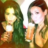 У Селены Гомес проблемы с алкоголем?