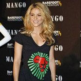 Шакира делает футболки и помогает детям