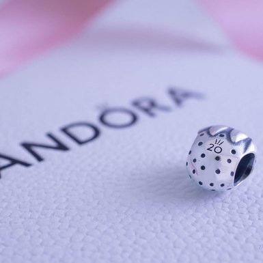 Культовому браслету Pandora Moments 20 лет