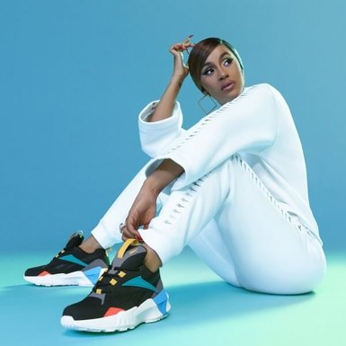 Cardi B в яркой рекламе Reebok Aztrek Double