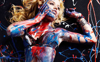 Красочная реклама с участием Джорджии Джаггер