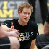 Принц Гарри сыграл в волейболл с раненными солдатами