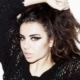 Роуз МакГауэн снялась в клипе Charli XCX