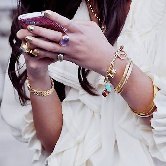 Дизайнер создал одежду с «защитой» от социальных сетей