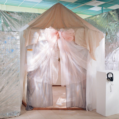 Интуитивное письмо и круговорот любви: о чем выставка «МеетаАнгар»