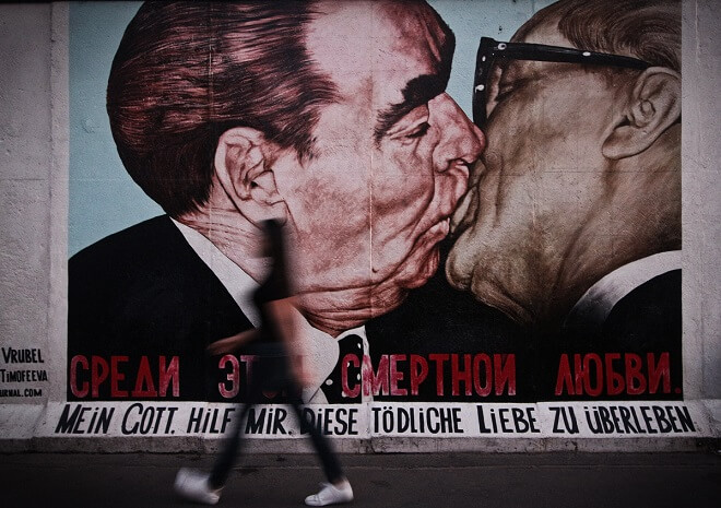 Одно из самых знаменитых граффити East Side Gallery.