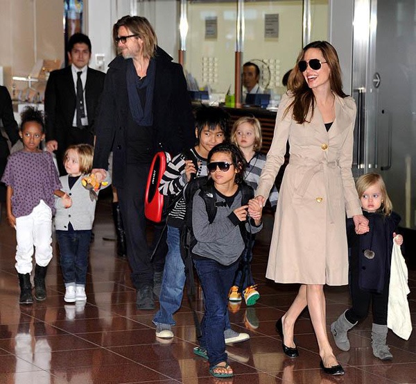 angelina-jolie-brad-pitt-family_blog.jpg